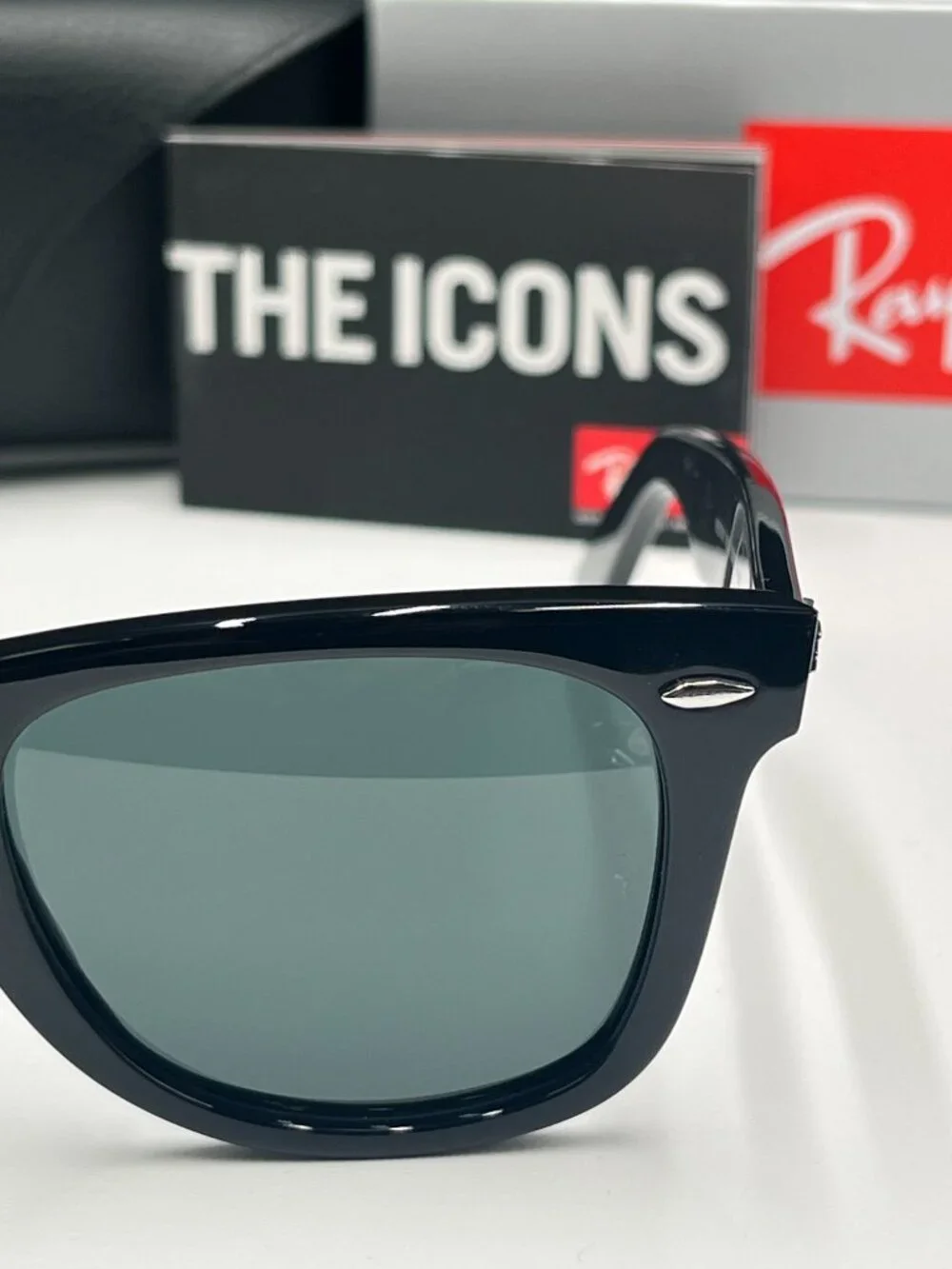 Ray-Ban Classic Wayfarer Sunglasses–Black Frame with Grey Lenses Unisex 50mm